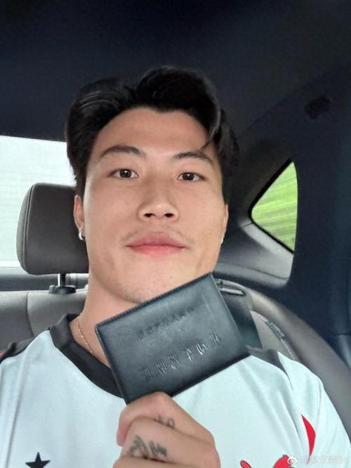 驾考一把过🚗24岁谢文能穿米兰球衣晒驾照:29天 拿下👌🏻