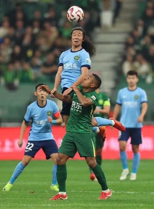 新疆小球员们参观北京国安训练基地 感受国安文化、加深足球理解