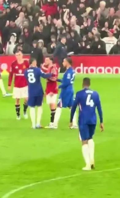 太阳报：赛前热身时被工作人员挡，本-怀特将球踢向对方