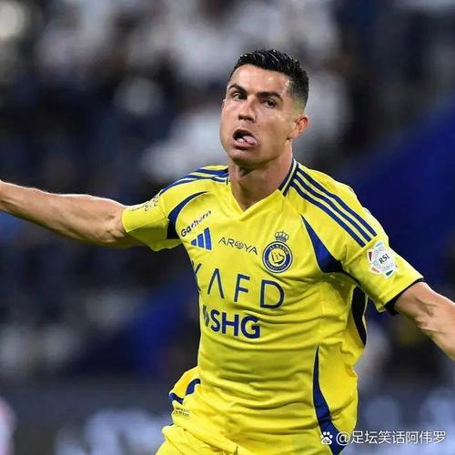 身穿沙特传统服饰，C罗社媒：祝愿沙特人民国庆节快乐🇸🇦