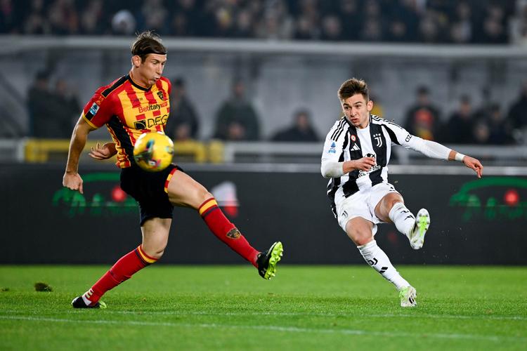 有惊无险！莱切特禁区内二次反弹球打手，主裁回看后维持不给点