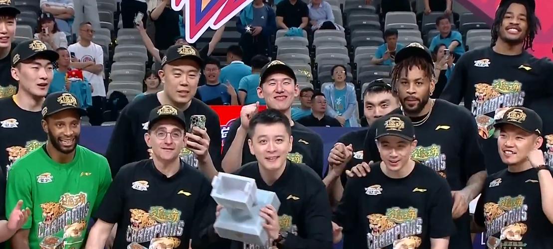 杨鸣&郭艾伦&赵继伟&付豪一同出席刘老根大舞台活动