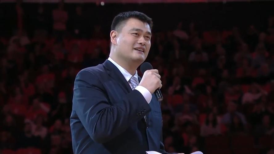 美媒晒姚明新秀年在飞机上玩过山车大亨 队友：他玩的是战火英雄