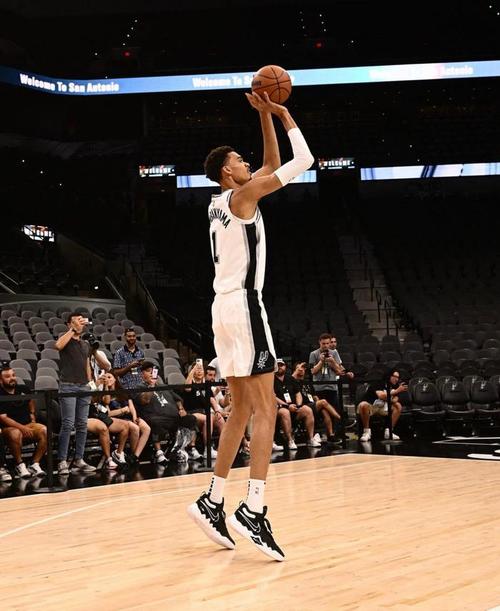 马刺体能教练晒文班身材照:肉眼可见的壮了!