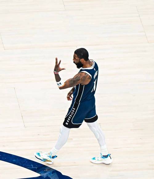 伤势恢复很好！欧文现身球场训练 已能够完成转身跳投等动作