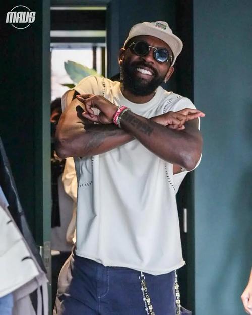 一组帅照来袭！独行侠晒照：和首席创意官欧文一起参加纽约时装周