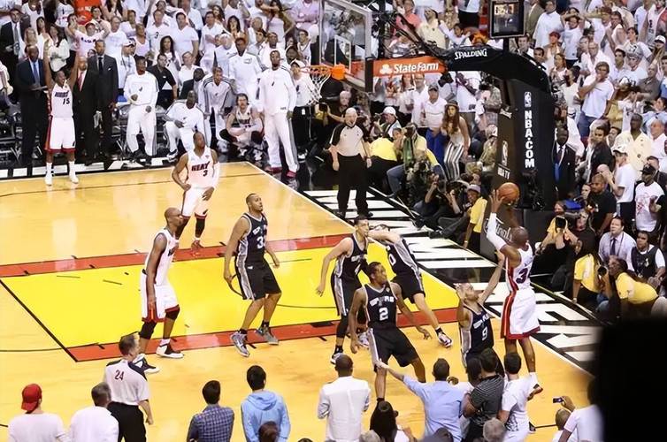 詹姆斯决定Ⅰ去公牛？查尔莫斯：他和韦德&罗斯搭档进攻端没空间