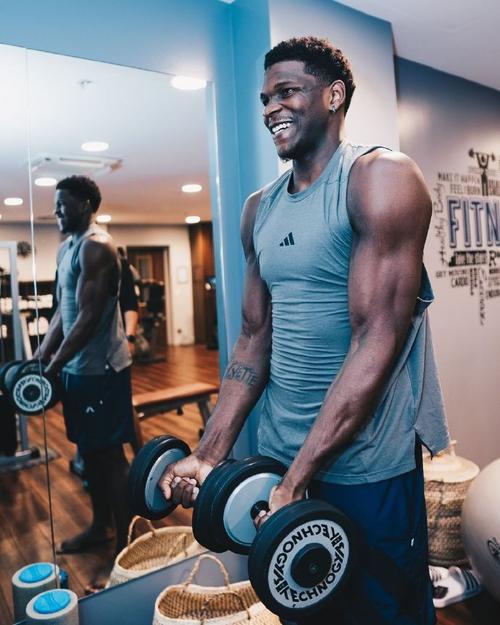 森林狼官方晒华子训练照！这肌肉线条强得可怕！