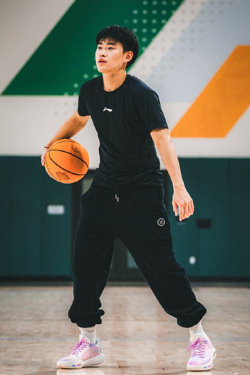 厉兵秣马！赵维伦晒多张训练照 背景旧金山大学配色清晰可见