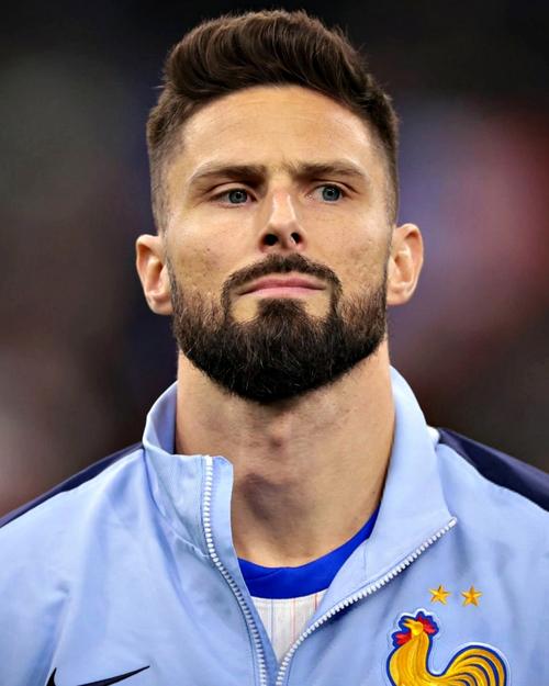 飞翔的大吉鲁💪吉鲁高高跃起头球制胜，近39岁高龄回欧洲5场3球