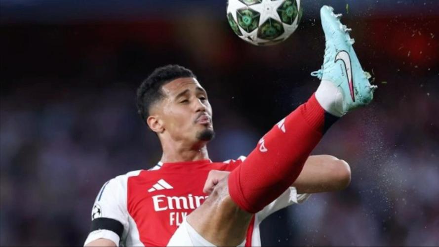 坚决不放人！队报：皇马多次想尝试签萨利巴；球员想随枪手夺英超