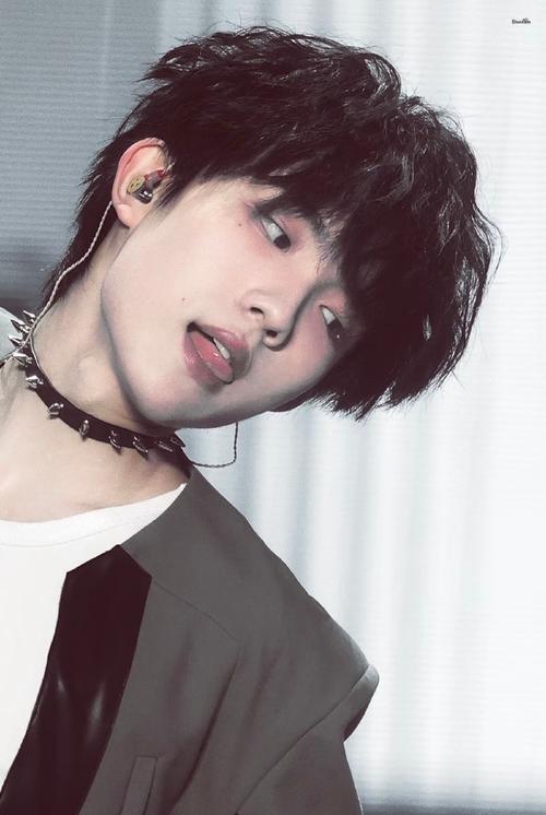 放飞自我🤣继发布会wink，场边亲吻边裁后、瓜帅再献调皮吐舌