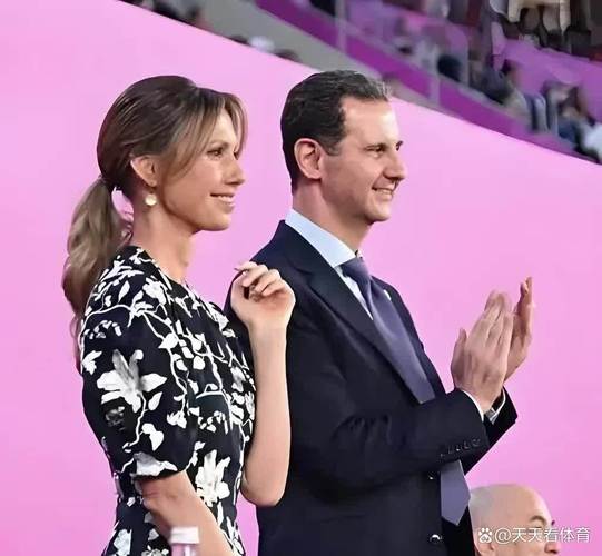 ‘如此优雅 笑容灿烂’！法国主持人把马尤卢当杜埃，晒合照猛夸