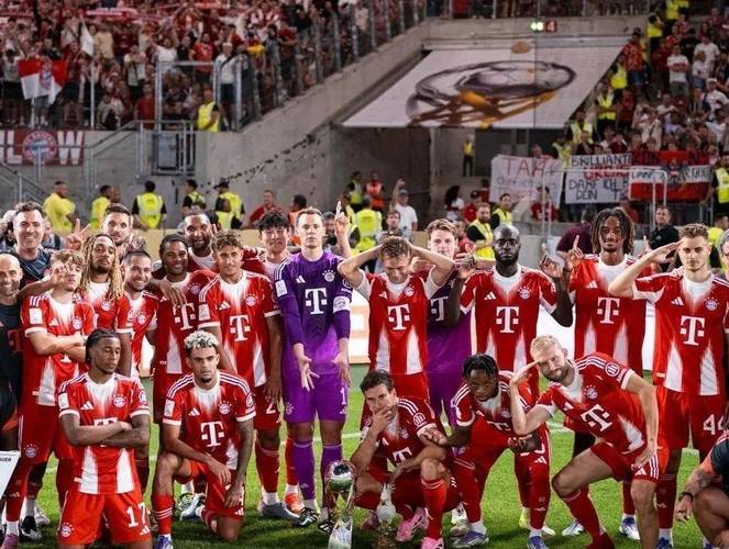 图片报:拜仁死忠球迷对啤酒节球衣不满,计划在今天进行抗议活动