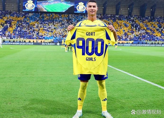 C罗怒目出镜！胜利发布客战吉达海报：一支球队，一颗心💛