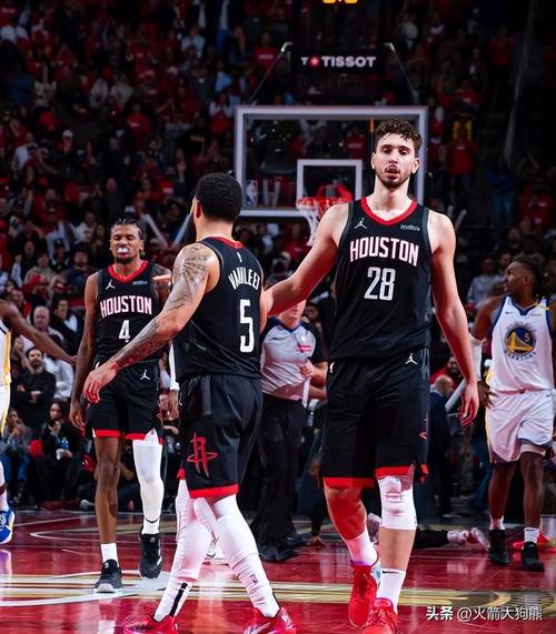 名记：火箭季前赛将更多安排谢泼德&阿门当控卫 KD申京也会多持球