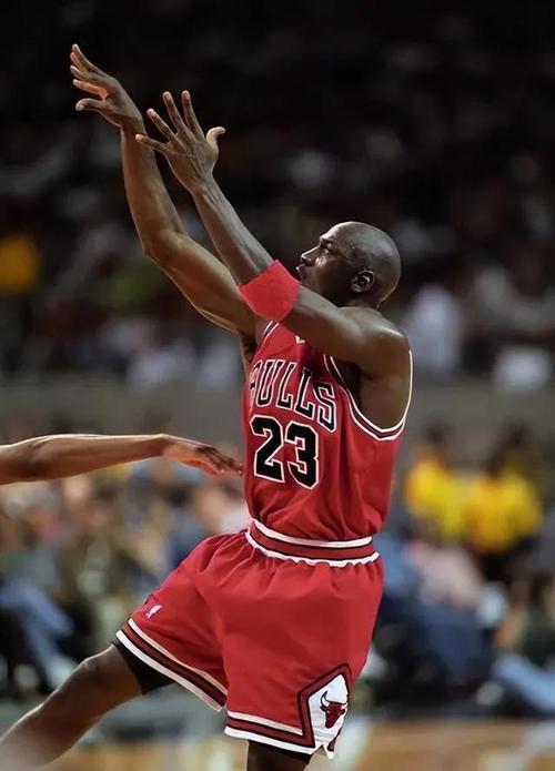 三分命中率43.3%！吉莱斯皮：夏天重点练了决策能力和运球后投篮