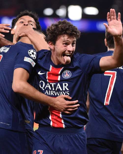 留力踢巴萨？维蒂尼亚35分钟似乎无受伤情况被换下，阿什拉夫登场