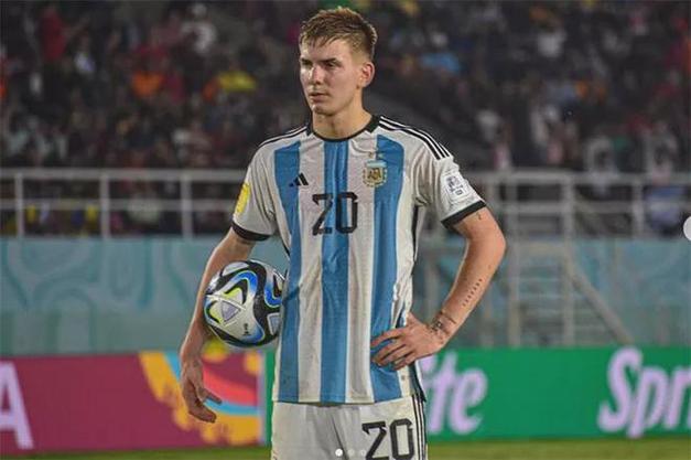 每体:马斯坦托诺最后时刻被球砸,大脚把球踢上看台险些击中球迷