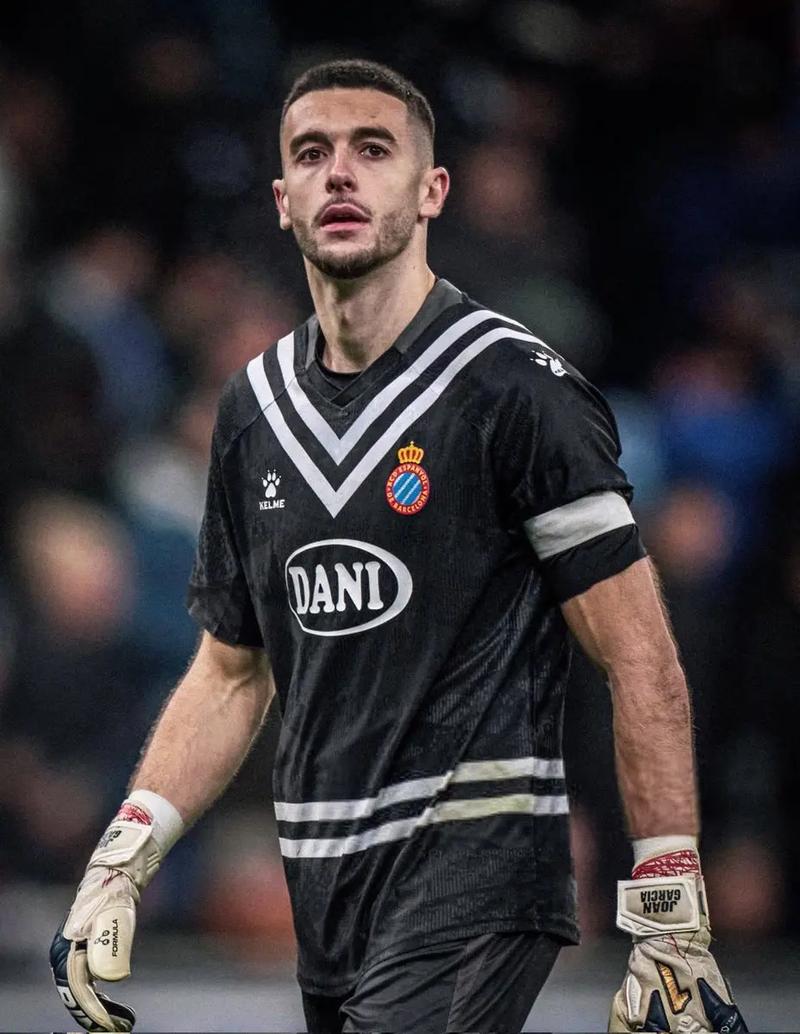 巴萨官方：霍安-加西亚今日接受了左膝手术，恢复时间预计4到6周