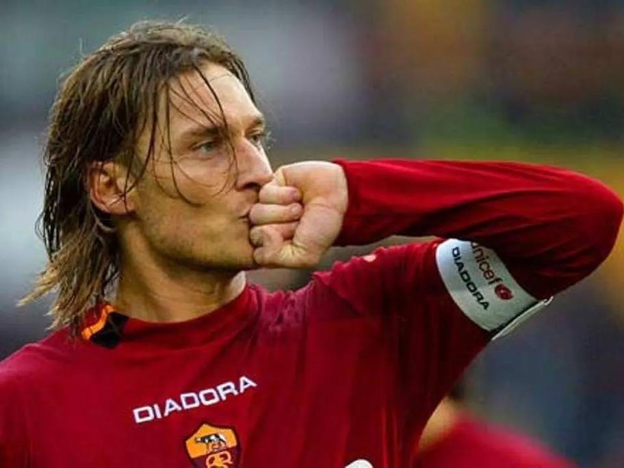 托蒂今天迎来49岁生日，罗马官推送祝福：托蒂就是罗马