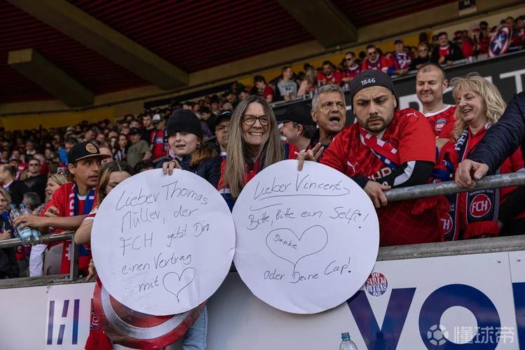 德媒：一名海登海姆球迷从看台跌落受伤，直升机降落在球场上救援