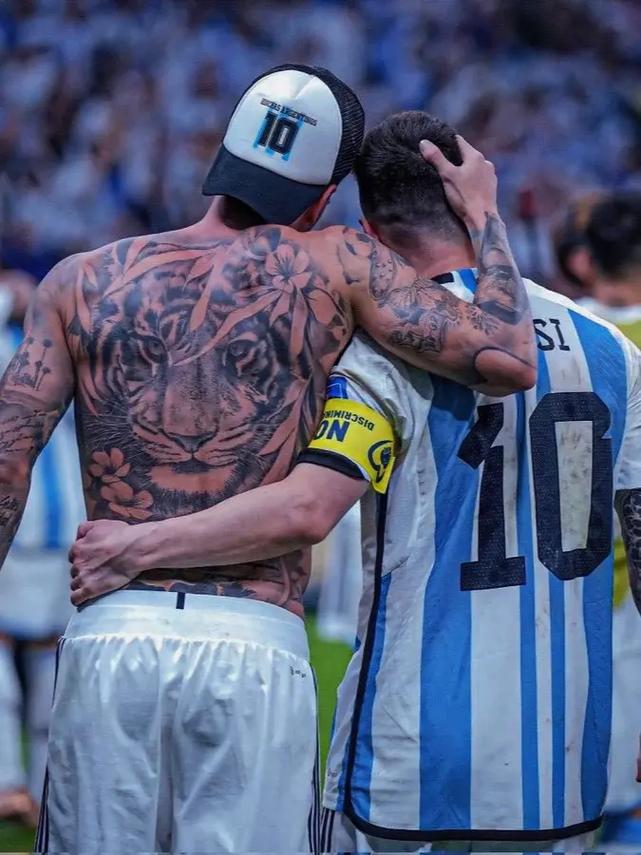 小菜一碟！梅西、德保罗训练场挑战球门后进球，梅西轻松完成