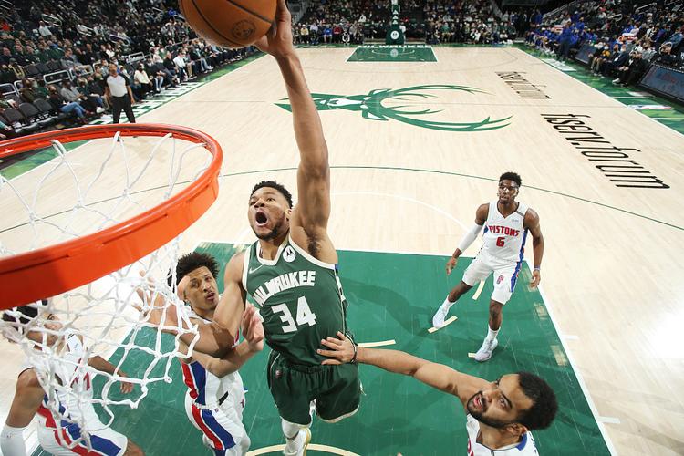 可惜外线不开！希德曼12中7空砍全队最高19分 但三分4中0