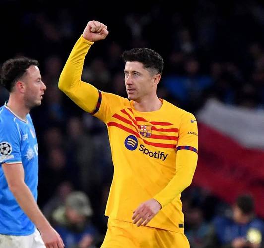 莱万本场比赛数据：3射正1进球2次错失进球机会，评分7.1