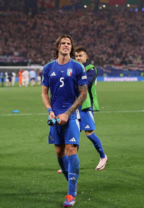 卡拉菲奥里掷边线球时试图用毛巾擦球，但裁判不允许