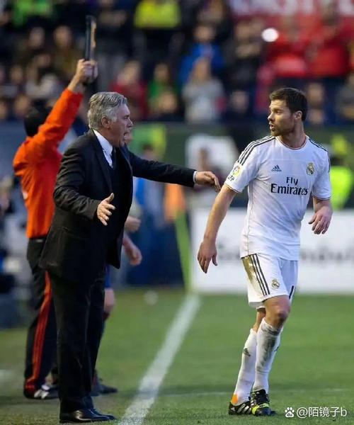 阿斯：阿隆索在飞机上复盘马德里德比，和多位球员及团队探讨问题