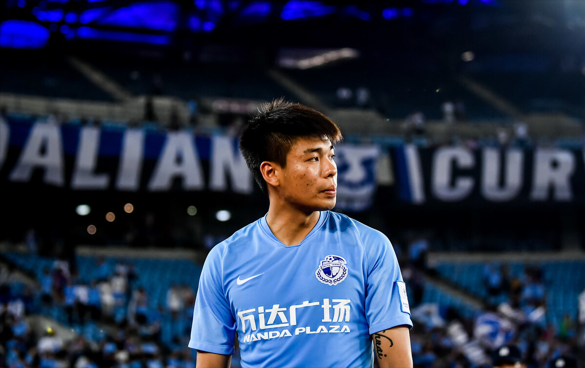 沪媒：李帅去年来一直受肌腱伤病困扰，要完全根除并不容易