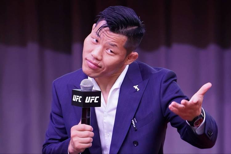 杨瀚森：我觉得我的英语每天都在进步 但有时还是会说中式英语