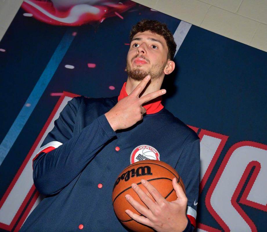 KD：申京不仅能防守/挡拆/攻筐/封盖 他还能像后卫那样处理球