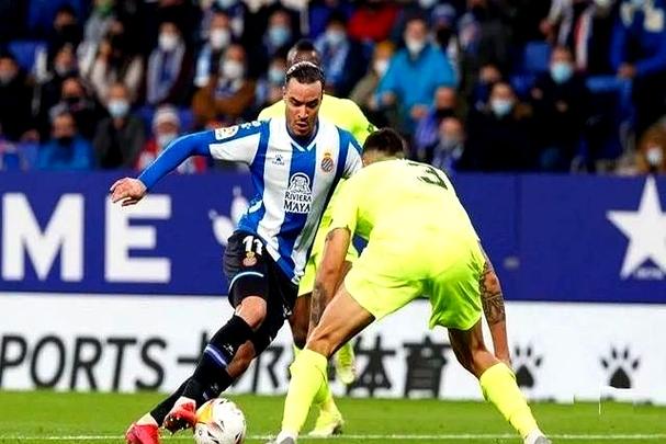 刚接受膝盖手术！霍安-加西亚被拍到拄拐现身巴萨基地