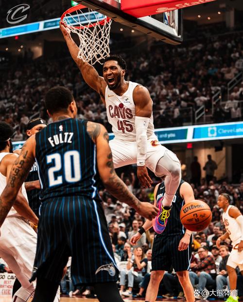 米切尔：鲍尔是个顶级防守者 他的防守心态让我对他敬佩不已