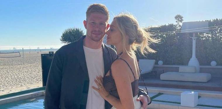 温情时刻！发布会结束后穆里尼奥拥抱切尔西老员工，全场响起掌声