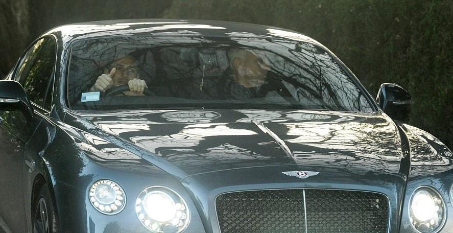 邮报：内维尔被拍到开宾利时玩手机，或被罚200镑扣6分