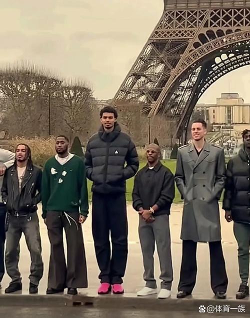 瑞秋每个赛季初都和文班亚马合影 后者从青涩→成熟