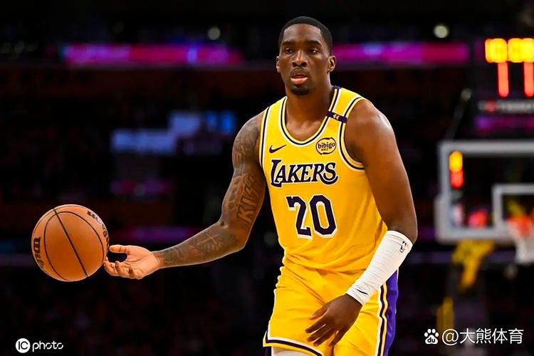 詹姆斯：斯玛特经历过大场面 我要继续为卢卡以身作则并向他学习