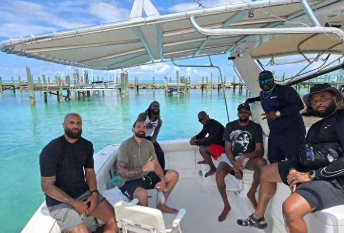 亚当斯：钓到那条大金枪鱼时我感觉像夺冠了 而杜兰特却面无表情