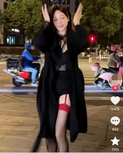 56学姐来啦！吴柳芳直播说要感谢吧友投票 昨晚现身评论区