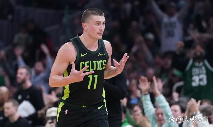 新发型亮眼！塔图姆现身训练场 与怀特&新援安芬尼-西蒙斯聊天