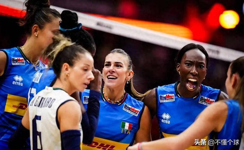 意大利女排球员、奥运冠军埃格努造访国米，与劳塔罗互换球衣