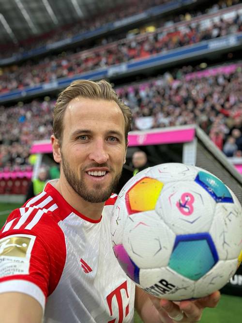 性感女歌手参加拜仁晚宴，晒与凯恩合影：超棒的家伙