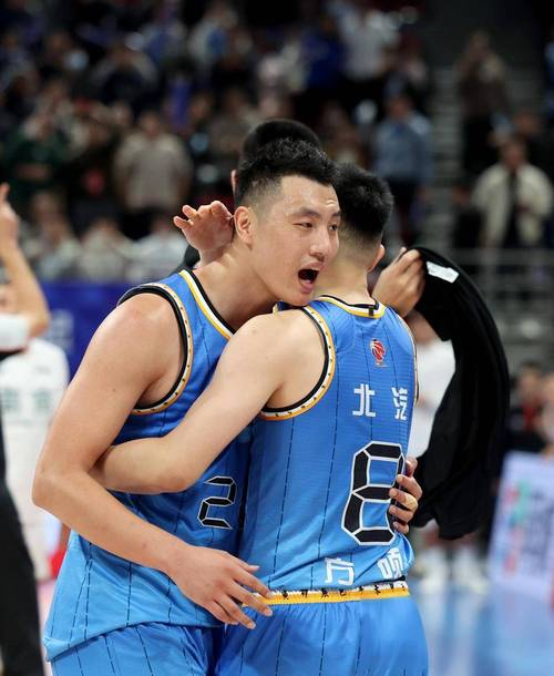 翟晓川与赵睿、方硕一起观看王楚钦的比赛：太激动了 嗓子喊哑了