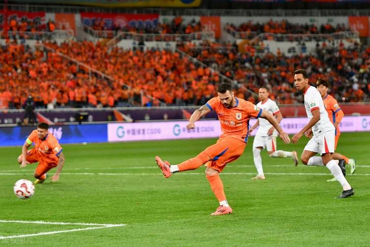 10月3日下午 山东泰山在基地内进行了与云南玉昆队的赛前官方训练