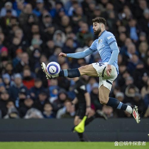 奥卡福对阵热刺进球时，球门边上出现一个沙滩球⚽