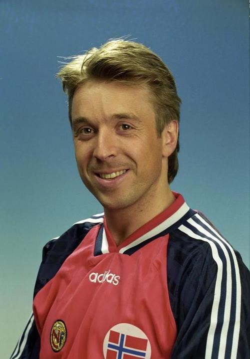 穆帅批评施耶尔德鲁普，挪威主帅：俱乐部教练有责任给他更多时间