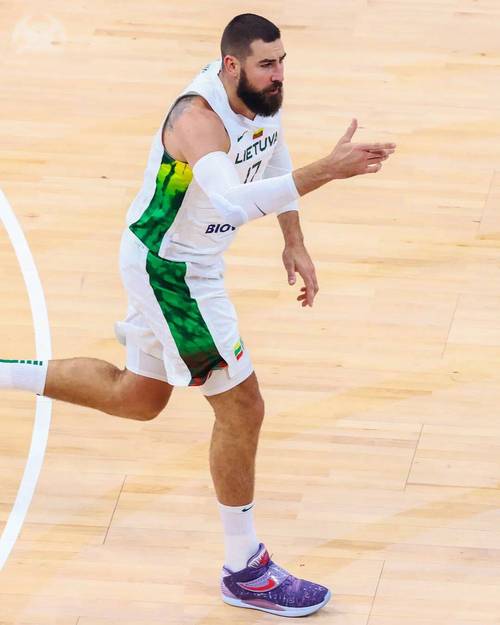 约基奇：瓦兰很有天赋绝对是个威胁 他更像是另一个版本的我